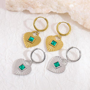 Pendientes de Aro con Colgante de Corazón de Circonita Verde, Chapados en Oro de 18k, de Acero Inoxidable, Hipoalergénicos y Resistentes al Deslustre, Estilo Vintage - Product Image 1