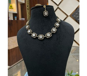 Ensemble collier et boucles d'oreilles classiques en moissanite plaqué or de qualité supérieure pour femme et fille, idéal pour les fiançailles et les mariages - Product Image 1