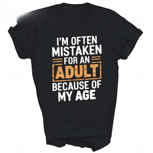 Camiseta Unisex con Humor sobre el Error de Creer que Soy un Adulto por Mi Edad, Regalo Único y Atrevido, Camisetas Artísticas y Juveniles con Estilo - Product Image 1