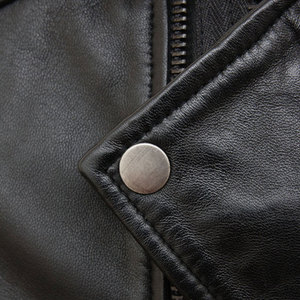 Blouson de motard en cuir noir pour homme personnalisé, style streetwear, blouson de moto d'hiver avec décoration à motifs tissés - Product Image 4