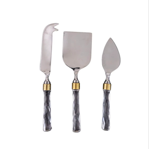 Service à fromage en métal de qualité supérieure avec poignées de finition antique conçues pour les repas décoratifs et la présentation gastronomique. - Product Image 1