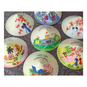 Chapeau conique tissé à partir de feuilles de palmier séchées pour les vêtements de plage, le jardinage et la décoration de festivals, fabriqué à la main au Vietnam - Product Image 3