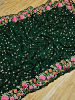 Sari de cérémonie de haute qualité, dernier cri, en faux georgette lourd, orné de sequins et de broderies.