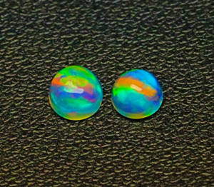 Par de cabujones de ópalo etíope, gemas de ópalo sueltas lisas, Ópalo de forma redonda llamativo de arcoíris Welo, lo mejor para hacer joyería fina - Product Image 2