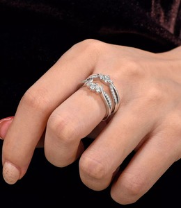 แหวนเพชรโมอิสสีขาวที่สวยงามแหวนเพชรโมอิสซาไนต์สเตอริงแหวนหมั้นที่กำหนดเองและเครื่องประดับเพชรอื่นๆ - Product Image 3