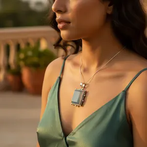 Colgante Cuadrado de Calcedonia Azul Religiosa con Baño de Rodio para Mujer - Product Image 1