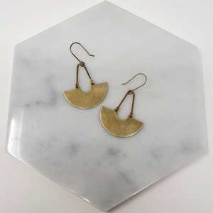 Pendientes de media luna modernos | Minimal Brass Arc Dangle | Joyería Bohemia - Product Image 3