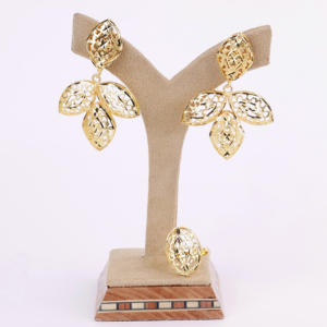 Ensemble de boucles d'oreilles exclusives pour femmes de qualité supérieure perle comprenant bague Chapado En Oro Laminado mariages traditionnels en laiton de qualité supérieure - Product Image 1