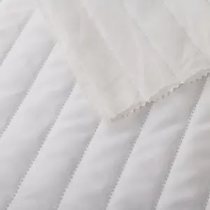 Tissu matelassé tissu matelassé doudoune tissu vêtements doublure meilleur prix pas cher 100% panneau de fibres de polyester fabriqué au Vietnam