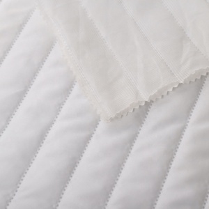 Tela acolchada Chaqueta de plumón Forro de ropa de tela Mejor precio barato 100% Tablero de fibra de poliéster Hecho en Vietnam - Product Image 1