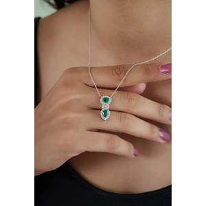 Collier pendentif en platine plaqué rhodium avec émeraude et diamant, accent perle, pour fiançailles - Product Image 2