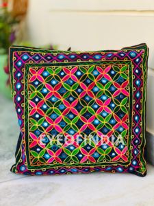 Belles housses de coussin indiennes faites à la main avec motif floral brodé Suzani Technique traditionnelle tissée pour la décoration de la maison - Product Image 4