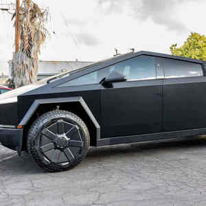 Série Foundation 2024, 600 ch, double moteur, transmission intégrale, exosquelette en acier inoxydable, conduite à gauche, cuir, édition limitée, en bon état - Product Image 5