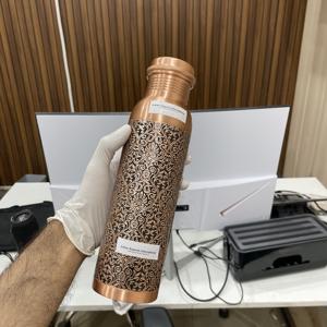 Botella de agua de cobre puro de 950ml con acabado antiguo grabado para beneficios de salud de yoga al aire libre para regalos corporativos de comercio electrónico - Product Image 4
