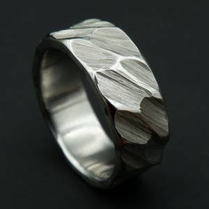 Anillo de acero inoxidable facetado minimalista forjado a mano, banda única de titanio, regalo perfecto para hombres/mujeres OEM personalizable Industrial - Product Image 2