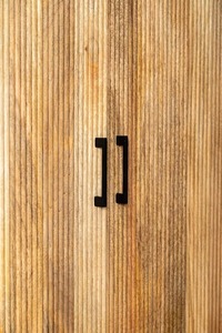 Armoire à flûte à lattes en bois de manguier moderne Armoire de grande capacité Design et qualité haut de gamme pour un usage domestique - Product Image 6