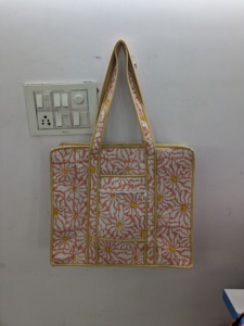 Bolso Tote Bohemio de Algodón Acolchado con Estampado a Bloques Rojo Vintage de Pinksa Fashion, con Bolsillo Frontal con Cremallera, Hecho en Rajasthan - Product Image 4