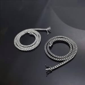 Bijoux pour hommes fabriqués avec des diamants de moissanite en or blanc 14 carats chaîne cubaine avec une belle clarté VVS élégante - Product Image 4