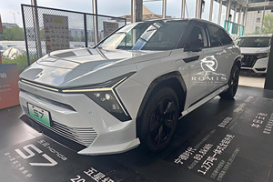 SUV électrique blanc de taille moyenne, vue avant, véhicule d'occasion, véhicule utilitaire sport électrique moderne pour les trajets urbains - Product Image 2