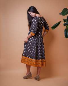 Robe Amayi faite à la main, longueur mollet, imprimé en bloc, imprimé floral Ikat, bohème, pur coton, mode éthique - Product Image 4