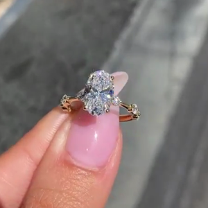 Bague en diamant de laboratoire certifiée IGI 2,60 carats, ovale, couleur D-E-F, avec pierres d'appoint VVSVS - Product Image 1