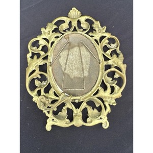 Cadre photo en métal en laiton de style rustique avec finition lisse idéal pour encadrer des portraits dans des intérieurs de salon classiques - Product Image 4