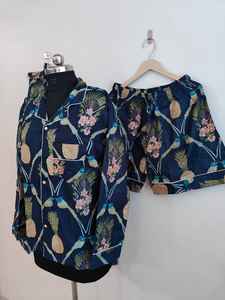 Conjunto de Pijama de Algodón 100% Suave con Estampado de Leopardo para Mujer, Cuello en V, Mangas Largas, Pantalones Jogger con Botones, Ajuste Holgado, Cómodo para el Verano - Product Image 3