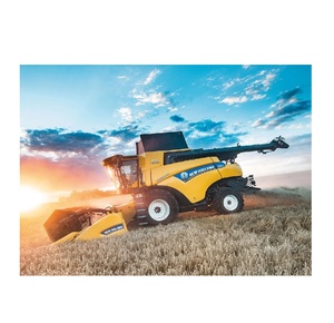 Moissonneuse-batteuse New Holland CR Revelation fiable, dotée d'une consommation de carburant efficace, d'un grand réservoir à céréales et d'un fonctionnement fluide. - Product Image 1