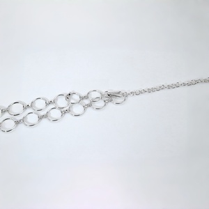 สร้อยคอแฟชั่นสำหรับผู้หญิง ดีไซน์มินิมอล โทนสีเงิน รูปวงกลม - Product Image 2