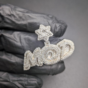 Colgante de Plata de Ley 925 con Diamante Moissanite VVS de Corte Redondo Brillante, Estilo Hip Hop, de Lujo, Personalizado con Letra, para Hombre y Mujer - Product Image 1