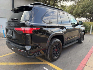 Maravillosa Camioneta Usada Negra 2025 para Sequoia TRD Pro Híbrida 4WD con Llantas de Aleación, Asientos de Cuero Claro, Sistema de Navegación y Techo Solar Panorámico - Product Image 3