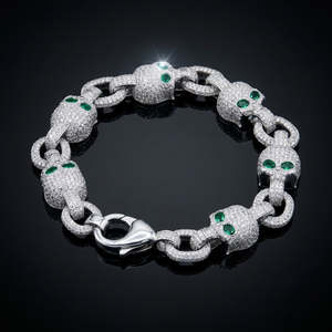 Bracelet de luxe à maillons crâne sertis de zircone cubique (CZ) avec yeux en pierre verte, maillons ovales argentés et fermoir à ressort - Product Image 2