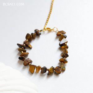 Rehaussez votre style avec ce bracelet en pierre naturelle, orné de perles et d'éléments charmants, parfait pour les femmes à la pointe de la mode. - Product Image 2