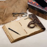 Diario de Viaje Retro Hecho a Mano, 9x7 Pulgadas, Estilo Vintage, Encuadernado con Hilo, Cuaderno de Cuero con Diseño de Flores en Acuarela, Logotipo Grabado, Regalo