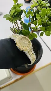 นาฬิกาสปอร์ตเพชรสวยหรู หน้าปัดมุกและคริสตัลแก้ว สำหรับคนรักแฟชั่น ราคาขายส่ง - Product Image 5