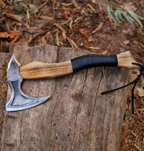Hacha vikinga de acero grabada personalizada, Funda de cuero decorativa lista para batalla y mango de madera de grado industrial - Product Image 1
