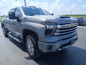 CLEAN 2024 C h e v r o l e t Silver ado 3500HD High Country Crew Cab 4WD - Product Image 6