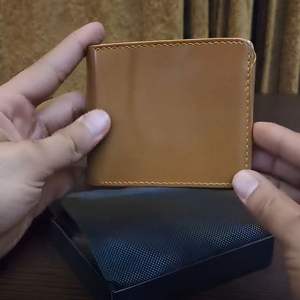 Cartera Bifold de Cuero Marrón Premium para Hombre, Acabado Brillante Elegante, Diseño Profesional, Accesorio de Bolsillo Delgado y Ligero para Uso Diario - Product Image 1