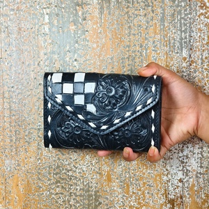 Tarjetero de Cuero 100% Genuino, Tallado a Mano con Diseño Floral y Patrón a Cuadros, Mini Cartera de Bolsillo para Tarjetas - Product Image 1