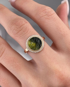 Anillo de piedras preciosas de moldavita sin cortar natural, banda delgada, anillo de diseñador de punta redonda ajustable, anillo de aniversario para mujeres y niñas - Product Image 1