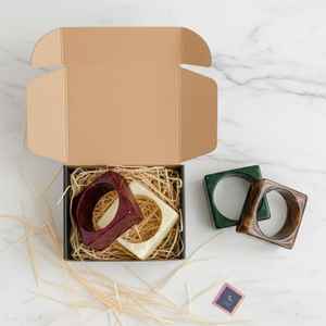 Brazaletes de resina facetada etérea - Product Image 2