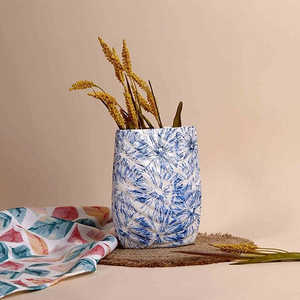 Vase en céramique artisanal à motif de feuilles bleues texturées, design moderne, 14x18cm, pour décoration de table - Product Image 5