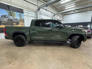 Toyota Tundra SR5 4x2 SR5 4dr CrewMax Cab Pickup SB Estándar 2022 - Product Image 3