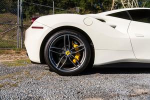 Vente de Ferrari 458 2019, 661 ch, biturbo, 12 cylindres, coupé, Bianco Avus, intérieur en cuir clair, régulateur de vitesse ACC, jantes R21 - Product Image 5