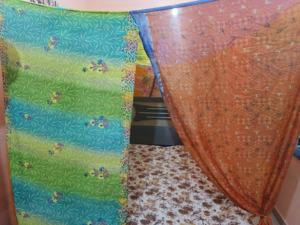 Hermosa decoración Bohemia para el hogar, dosel de cama Sari multicolor oscuro con mosquitera para tienda de campaña - Product Image 2