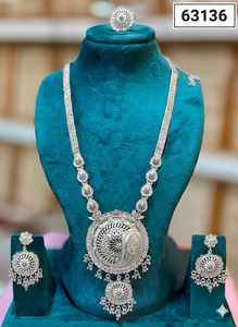 Ensemble de collier long en finition or de luxe avec pendentif rond design et boucles d'oreilles assorties 63135 - Product Image 2