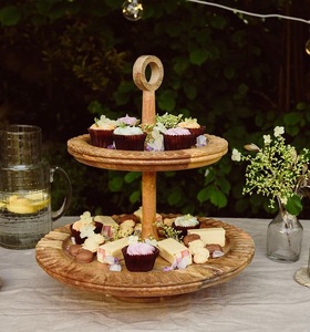 Support à gâteau en bois fait main avec ustensiles de cuisine à un niveau Meilleur design de finition disponible Support à gâteau en bois - Product Image 2