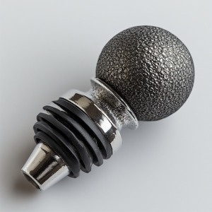 ที่เปิดขวดโลหะแบบสัมผัสกำมะหยี่สร้างขึ้นมาพร้อมเนื้อสัมผัสขัดเงาให้ความรู้สึกนุ่มนวลและมีเสน่ห์เหนือกาลเวลาสำหรับบ้านสมัยใหม่ - Product Image 2