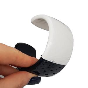 Bracelet manchette en résine large noir et blanc audacieux bijoux de déclaration bicolores faits à la main pour les femmes Style moderne et artistique - Product Image 1