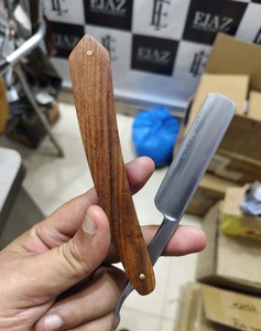 Nouvel arrivage de rasoir de barbier en acier inoxydable à manche en bois pour hommes, avec bord droit, pour le visage et le corps, avec rasage pliable, échantillon gratuit - Product Image 4